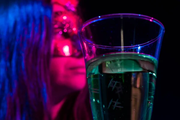 Une Tasse Alcool Une Femme Masquée Dans Bar Images De Stock Libres De Droits