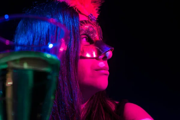 Une Tasse Alcool Une Femme Masquée Dans Bar Image En Vente