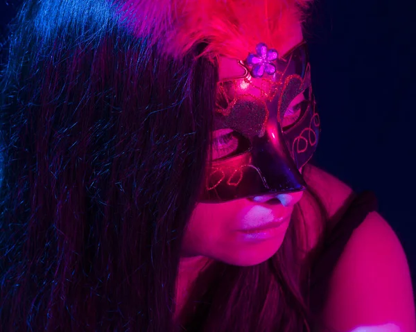 Barda Pembe Mavi Işıklı Kırmızı Maskeli Bir Kadın Stok Fotoğraf