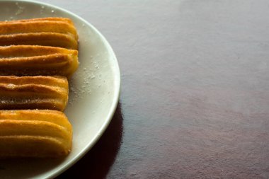 Geleneksel İspanyol churro tabağı. Kızarmış hamur.