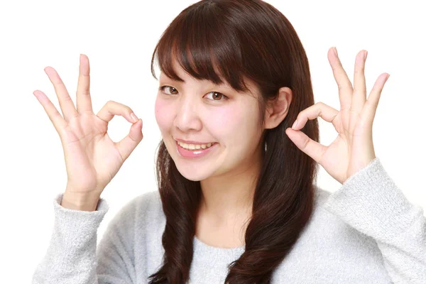 Japonesa mujer mostrando perfecto signo —  Fotos de Stock
