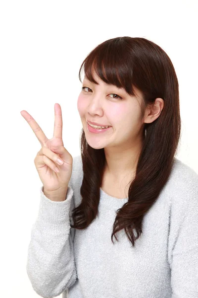 勝利のサインを示す日本の若い女性 — ストック写真