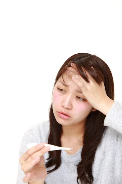 Mujer joven con fiebre — Foto de Stock