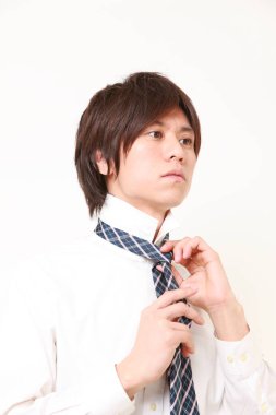 Office için giyinmiş genç Japon işadamı