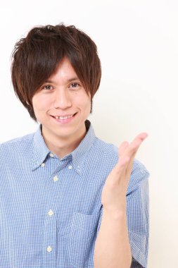 Japonca adam sunulması ve bir şeyler gösteriyor