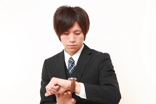 Geschäftsmann kontrolliert die Uhrzeit auf seiner Uhr — Stockfoto