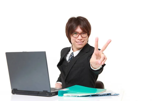 Joven empresario japonés mostrando una señal de victoria —  Fotos de Stock