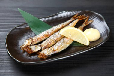 Japon kızarmış shishamo balığı.