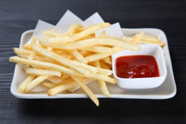 Domates ve ketçaplı patates kızartması.
