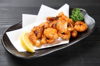 derin kızarmış ahtapot