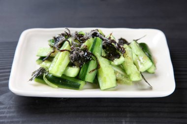 Tuzlu yosunlu salatalık