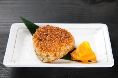 Kızarmış pirinç topu 