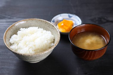 pirinç ve miso çorbası.