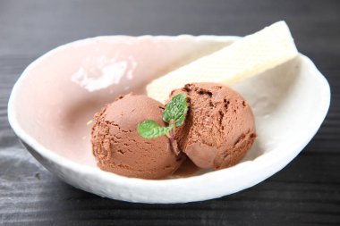 Çikolatalı dondurma ve gofret.