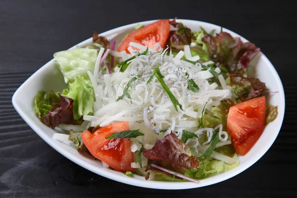 Salat mit gekochtem Weißbrot — Stockfoto