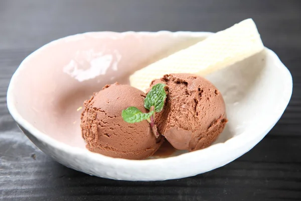 Çikolatalı dondurma ve gofret.