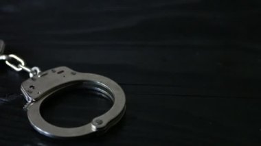 Koyu arka planda kelepçe Dolly shot