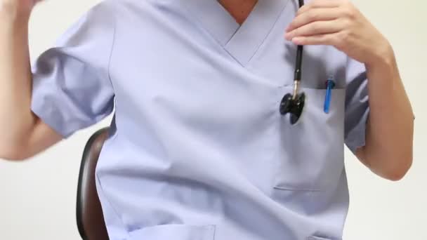 ženský doktor auskultivace s stetoskskopem