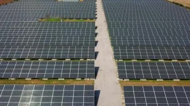 Fotovoltaik güç üretimi sisteminin havadan ileri izleme çekimi