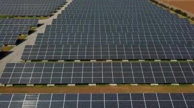 Fotovoltaik güç üretimi sisteminin havadan ileri izleme çekimi