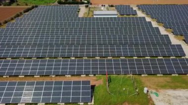 Güneş panelleri hava yan izleme çekimi 