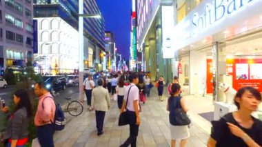 Tokyo, Japonya-13 Eylül 2017: Ginza alışveriş caddesi Tokyo Japonya 'da karanlığı takip etti. Ginza, Tokyo 'daki en iyi alışveriş yerlerinden biridir.