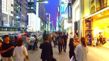 Tokyo, Japonya-13 Eylül 2017: Ginza alışveriş caddesi Tokyo Japonya 'da karanlığı takip etti. Ginza, Tokyo 'daki en iyi alışveriş yerlerinden biridir.