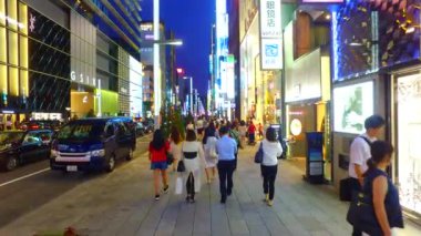 Tokyo, Japonya-13 Eylül 2017: Ginza alışveriş caddesi Tokyo Japonya 'da karanlığı takip etti. Ginza, Tokyo 'daki en iyi alışveriş yerlerinden biridir.