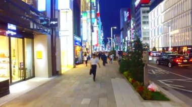 Tokyo, Japonya-13 Eylül 2017: Ginza alışveriş caddesi Tokyo Japonya 'da karanlığı takip etti. Ginza, Tokyo 'daki en iyi alışveriş yerlerinden biridir.