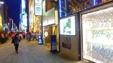 Tokyo, Japonya-13 Eylül 2017: Ginza alışveriş caddesi Tokyo Japonya 'da karanlığı takip etti. Ginza, Tokyo 'daki en iyi alışveriş yerlerinden biridir.