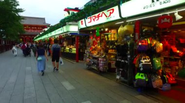Tokyo, Japonya-11 Eylül 2017: Asakusa Tokyo Japan. A çok turist tüm dünya ziyaret Asakusa her gün Nakamiise sokak çekim takip.