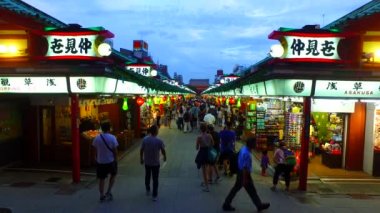Tokyo, Japonya-11 Eylül 2017: Asakusa Tokyo Japonya 'da Nakam Sokağı, şafak vakti. Dünyanın her yerinden turist bir sürü her gün Asakusa ziyaret.