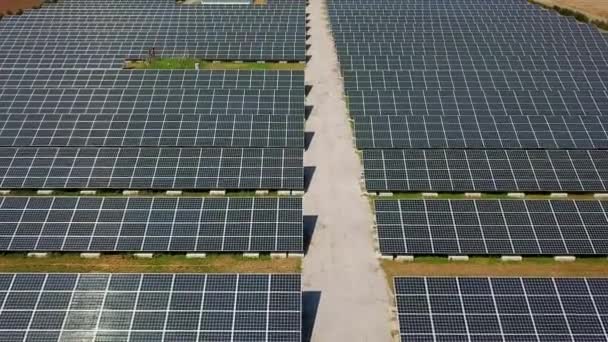 Captura Aérea Seguimiento Hacia Adelante Del Sistema Generación Energía Fotovoltaica — Vídeo de stock