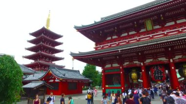 Asakusa, Tokyo, Japonya-Eylül 11, 2017: Sensoji beş katlı Pagoda ve Houzoumon Tokyo Japan. A çok turist tüm dünya ziyaret Asakusa her gün.