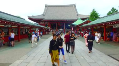 Asakusa, Tokyo, Japonya-11 Eylül 2017: Sensoji ana salona yaklaşan çekim takibi. Dünyanın her yerinden turist bir sürü her gün Asakusa ziyaret.
