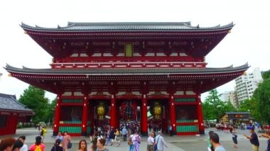 Asakusa, Tokyo, Japonya-Eylül 11, 2017: Tokyo Japonya 'da Sensoji Houzoumon sabit çekim dünyanın her yerinden turist bir sürü her gün Asakusa ziyaret.