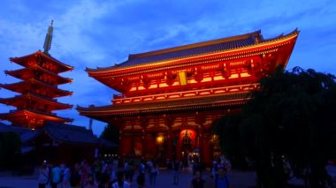 Asakusa, Tokyo, Japonya-Eylül 11, 2017: Sensoji beş katlı Pagoda ve Houzoumon Tokyo Japonya. A çok turist tüm dünya ziyaret Asakusa her gün sabit çekim.