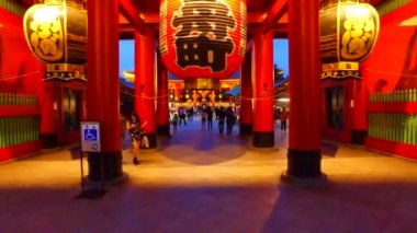 Asakusa, Tokyo, Japonya-11 Eylül 2017: Sensoji Houzoumon 'u, alacakaranlık 'da Asakusa Tokyo Japonya 'daki ana salona takip etti. Dünyanın her yerinden turist bir sürü her gün Asakusa ziyaret.