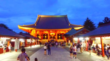 Asakusa, Tokyo, Japonya-11 Eylül 2017: Tokyo Japonya 'da Sensoji ana salonunda karanlık bir çekim düzeltildi. Dünyanın her yerinden turist bir sürü her gün Asakusa ziyaret.