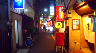 Tokyo, Japonya-13 Eylül 2017: Shinbashi Tokyo Japonya 'da Izakaya Bar bölgesinin çekimi izleme sokak her iki tarafında Izakaya barlar ile kaplıdır.