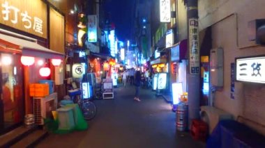 Tokyo, Japonya-13 Eylül 2017: Shinbashi Tokyo Japonya 'da Izakaya Bar bölgesinin çekimi izleme sokak her iki tarafında Izakaya barlar ile kaplıdır.