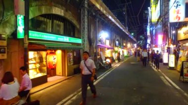 Tokyo, Japonya-13 Eylül 2017: Shinbashi Tokyo Japonya 'da demiryolu Viyadüğü altında Izakaya bar çekim Izleme. Izakaya gayri resmi Japon Gastropub bir türüdür.