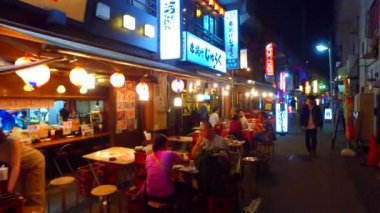 Tokyo, Japonya-11 Eylül 2017: Tokyo Japonya 'da Ueno Izakaya Bar Alley çekim izleme. Caddenin yan Izakaya barlar ile kaplıdır.