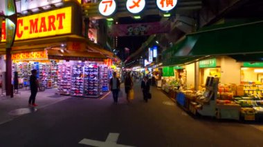 İzleme çekimi-Yokocho (Ayeyoko) Pazar Tokyo Japonya. Ayeyoko Ueno İstasyonu, Tokyo yakın ünlü bir pazar Caddesi. 