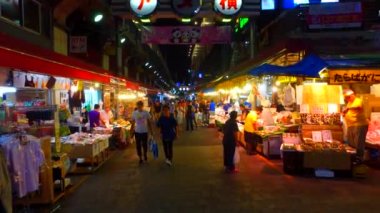 İzleme çekimi-Yokocho (Ayeyoko) Pazar Tokyo Japonya. Ayeyoko Ueno İstasyonu, Tokyo yakın ünlü bir pazar Caddesi. 