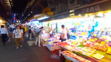 İzleme çekimi-Yokocho (Ayeyoko) Pazar Tokyo Japonya. Ayeyoko Ueno İstasyonu, Tokyo yakın ünlü bir pazar Caddesi. 