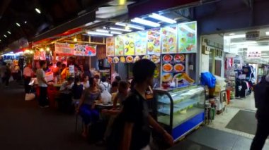 İzleme çekimi-Yokocho (Ayeyoko) Pazar Tokyo Japonya. Ayeyoko Ueno İstasyonu, Tokyo yakın ünlü bir pazar Caddesi. 