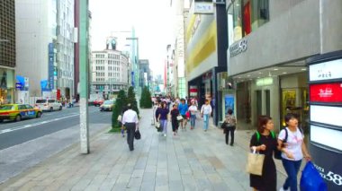 Tokyo, Japonya-13 Eylül 2017: Tokyo Japonya 'da Ginza alışveriş caddesi takip çekim. Ginza, Tokyo 'daki en iyi alışveriş yerlerinden biridir.