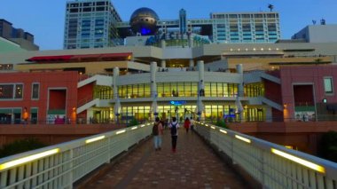 Tokyo, Japonya-18 Eylül 2017: Odaiba 'da Aqua City Odaiba alışveriş merkezine yaklaşırken, Tokyo Japonya. bir çok turist orada her gün ziyaret.