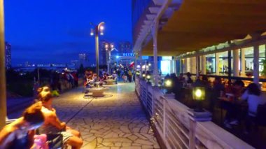 Tokyo, Japonya-Eylül 18, 2017: Odaiba Tokyo Japonya 'da Aqua şehir Odaiba alışveriş merkezi şafak vakti. Birçok turist her gün orada ziyaret.